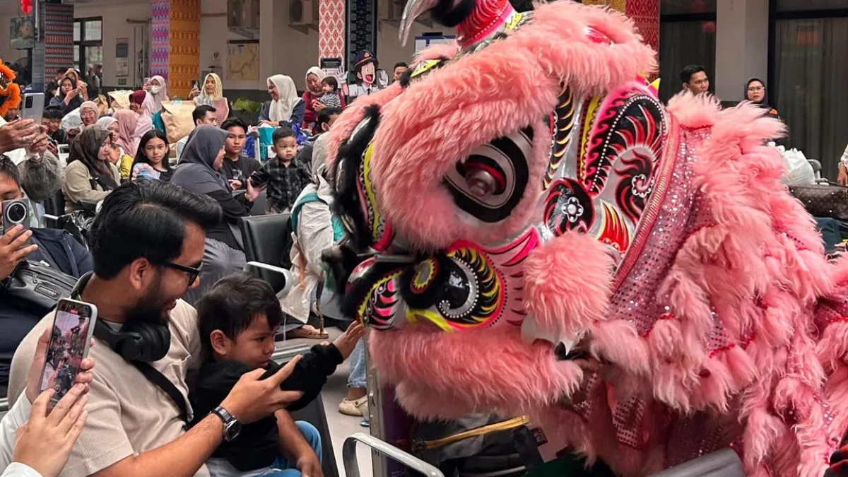 KAI Divre III Palembang Meriahkan Tahun Baru Imlek 2577 dengan Atraksi Barongsai dan Kejutan Spesial