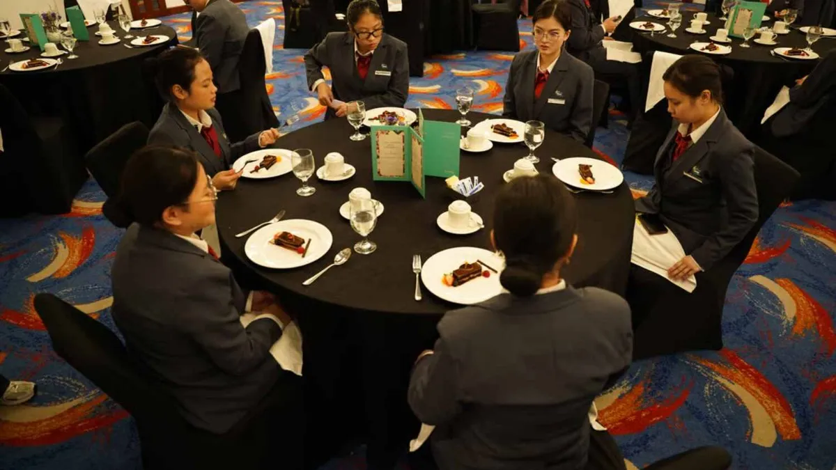 Langsung Terjun Bersama Industri, Program Hotel Management BINUS University Berikan Pengalaman Table Manner dan Operasional Hotel di Le Meridien, Jakarta