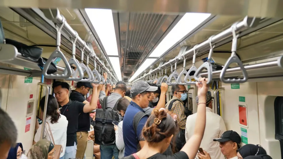 KLB Uji Coba LRT Jabodebek Mulai Dimanfaatkan Pengguna pada Jam Sibuk Pagi