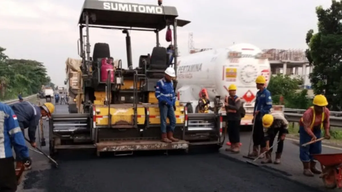 TINGKATKAN KUALITAS PERKERASAN JALAN, PT JASAMARGA TOLLROAD MAINTENANCE LAKSANAKAN PEKERJAAN PEMELIHARAAN DI RUAS TOL SEMARANG